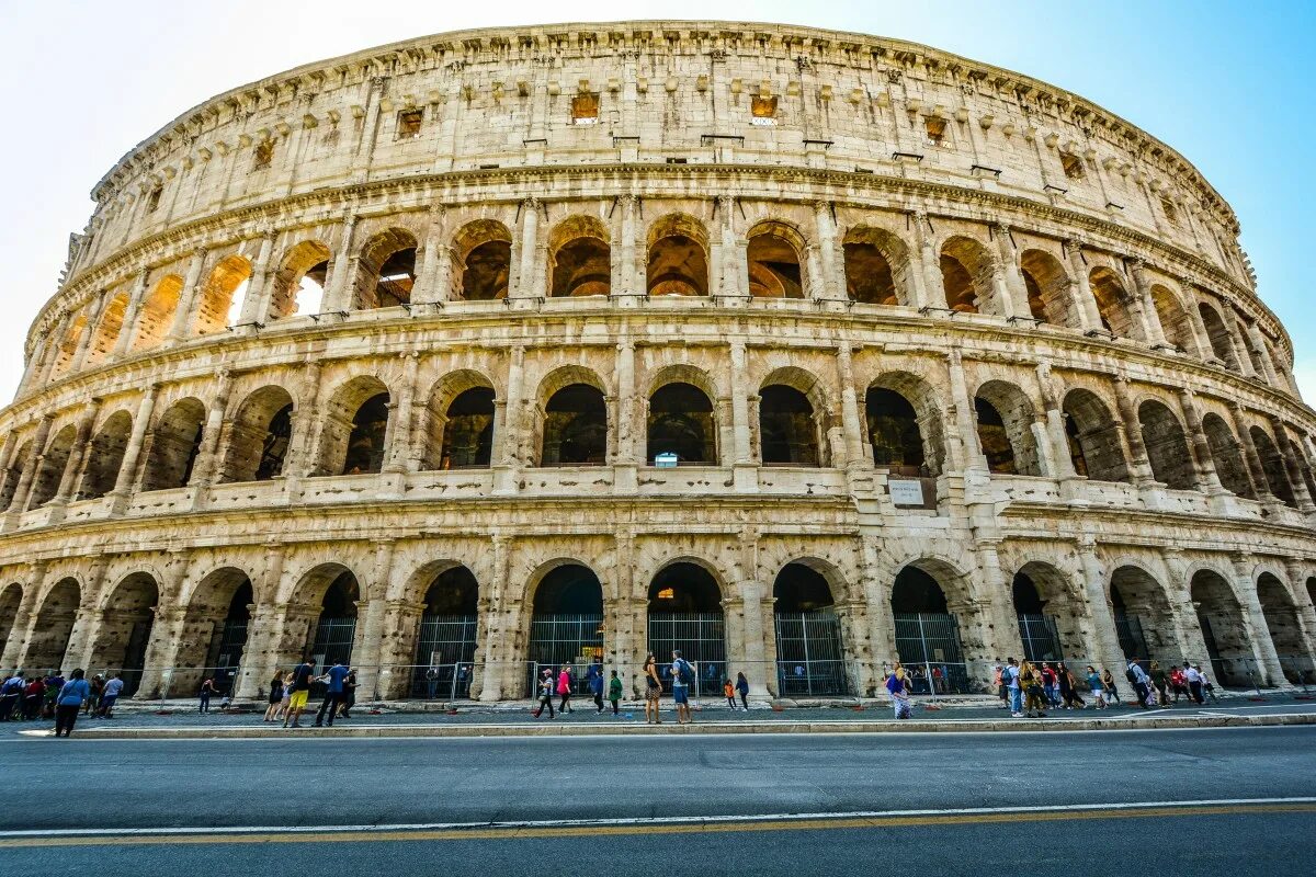 Амфитеатр это в древнем риме. Амфитеатр Колизей в Италии. Колизей в древнем Риме. Колизей или амфитеатр Флавиев в Риме. Колизей в Испании.