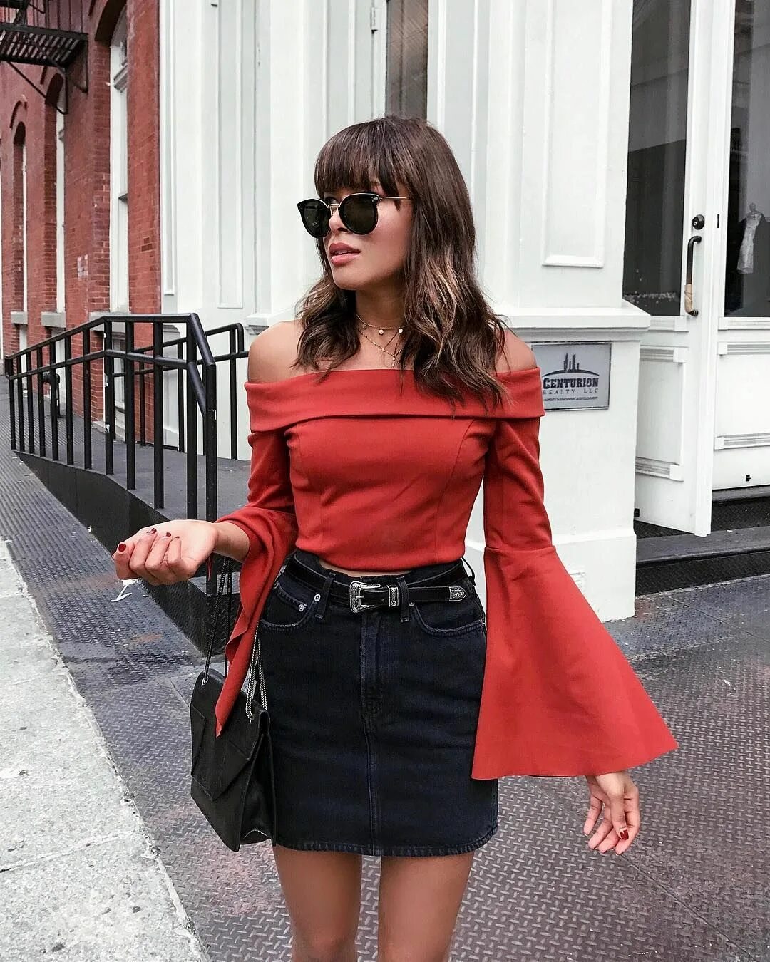 Красная блузка сочетается. Красная юбка и черная блузка. юбка чёрная красная кофта. красная блузка street style. образ красная юбка и черная блузка.