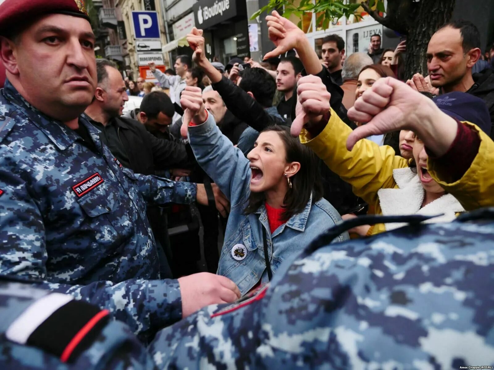 Армения сегодня ютубе. Бархатная революция в Армении 2018. Пашинян революция. Никол Пашинян бархатная революция. Ереван революция.