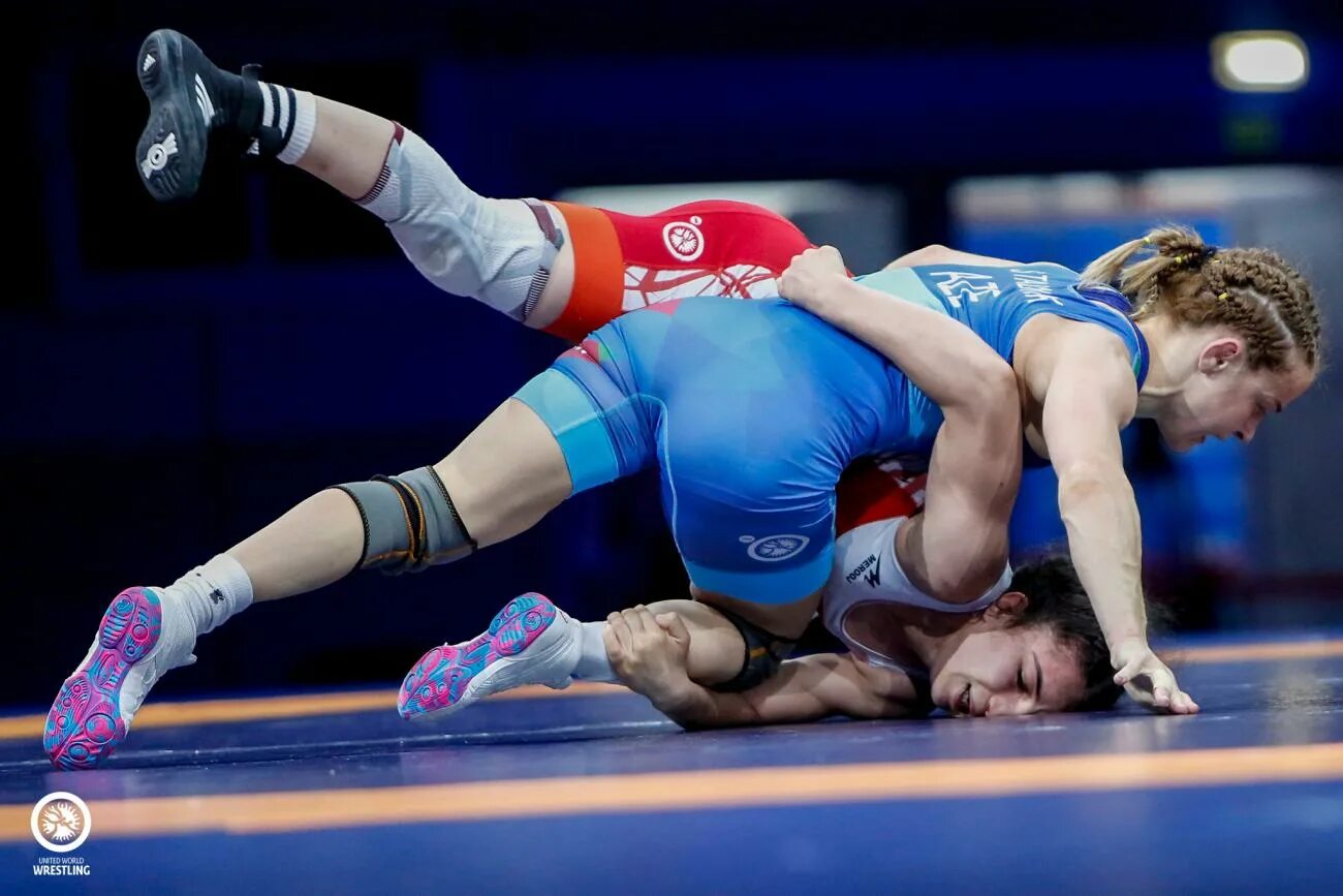 Wrestling championships. Голубая борьба. юнайтед ворлд врестлинг. wrestling world championship 2019 women. борьба синим.