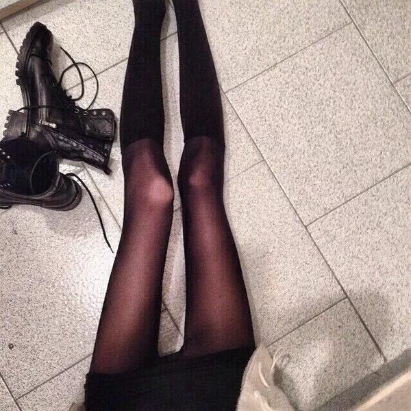 Худые ножки блондинки в колготках 