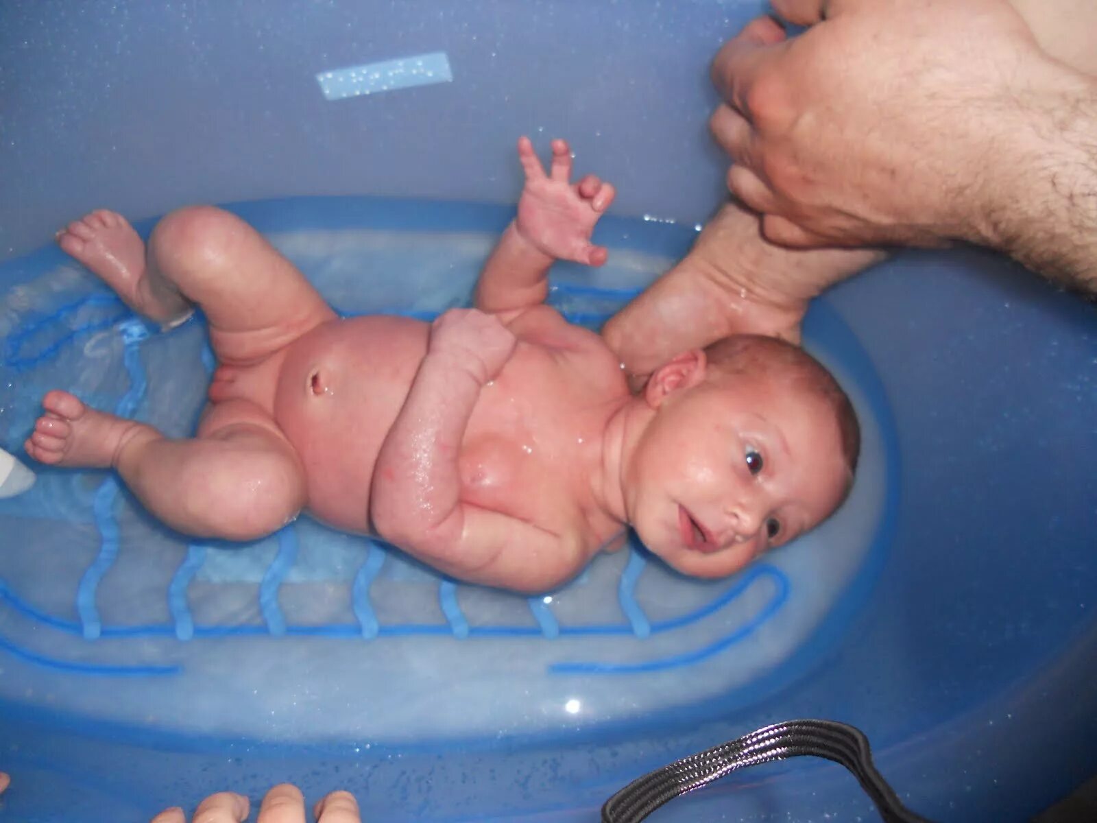 Сколько градусов вода для новорожденных. Температура для купания новорожденного ребенка. Купание грудничка. Вода для купания новорожденного. Температура воды для купания новорожденного.