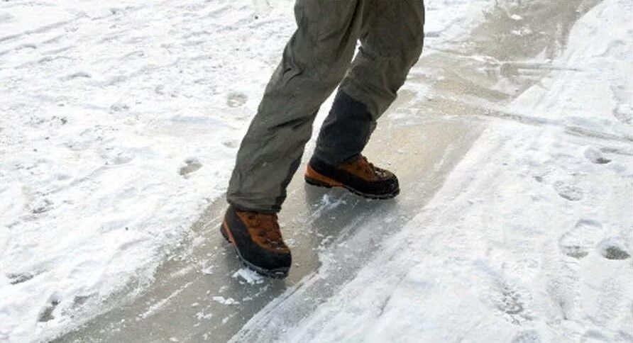 Ботинком по льду. Скользкая дорожка. Ноги на льду. Человек скользит по льду. Анюта и лизонька медленно шли по скользкой