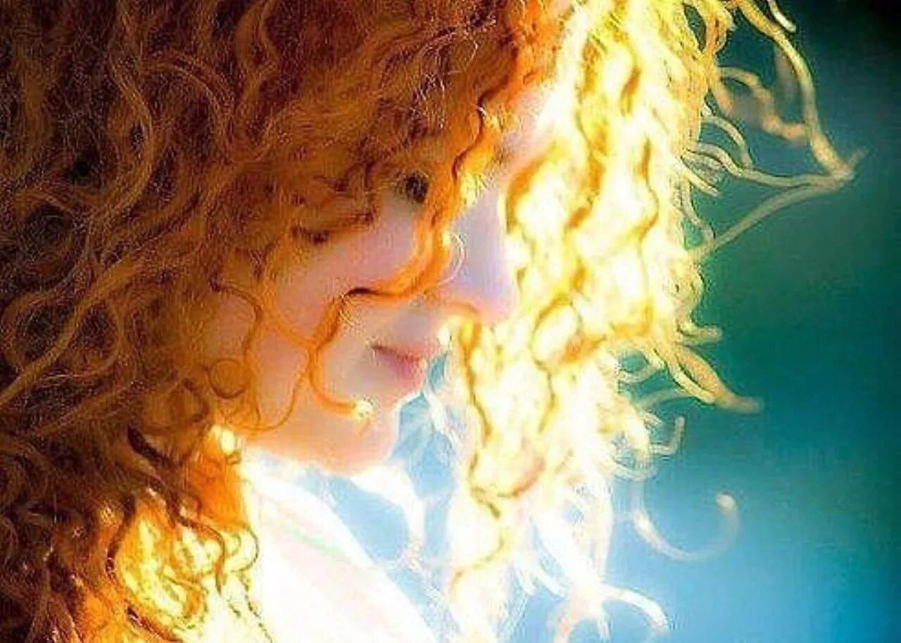 Рыжие кудрявые волосы. Девушка и солнце. Кудрявая девочка. Рыжие кудри. Люблю кудряшки