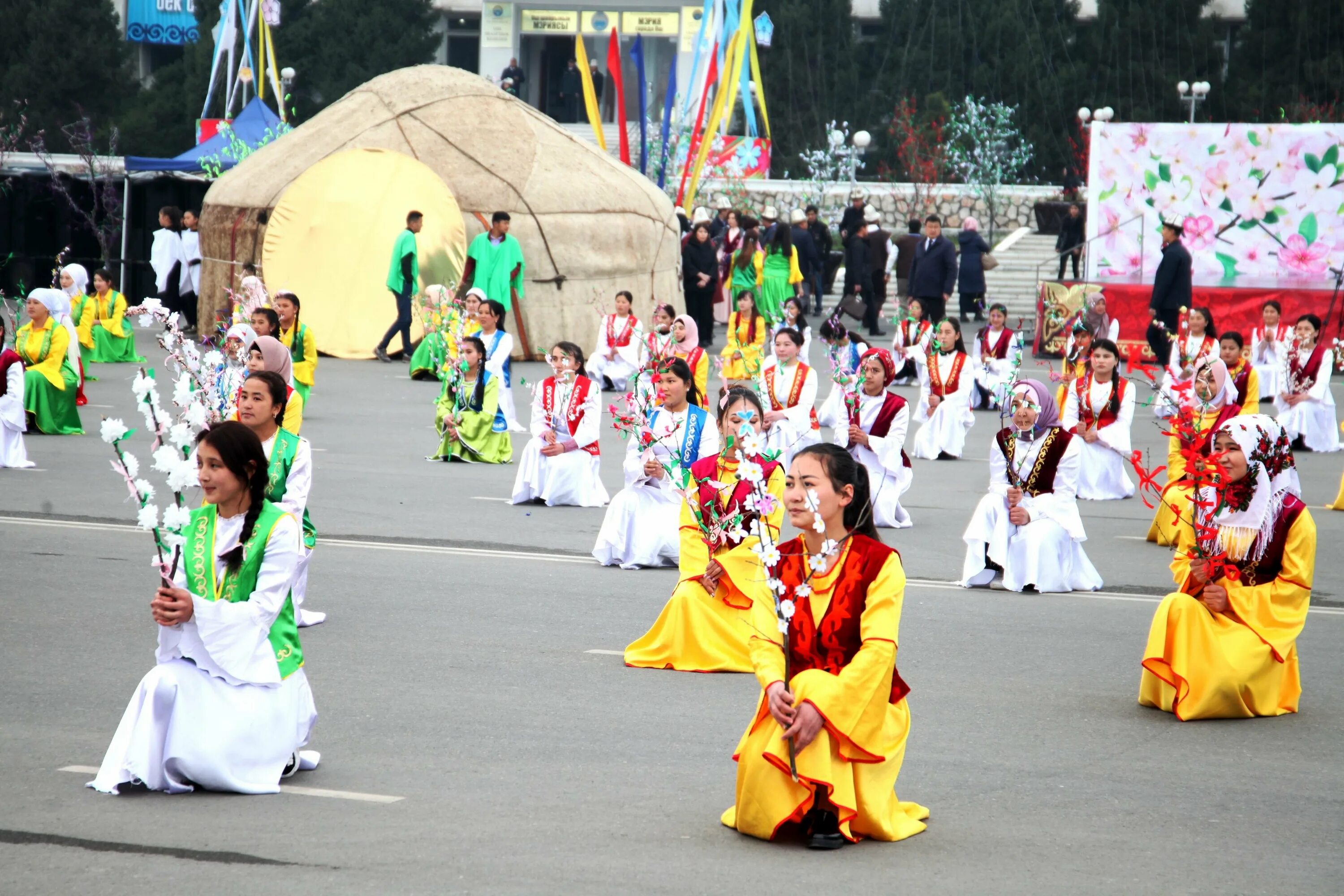 Нооруз Киргизия. Традиции Кыргызстана Нооруз. Нооруз празднование Кыргызстан. С праздником Нооруз на кыргызском. Классный час нооруз
