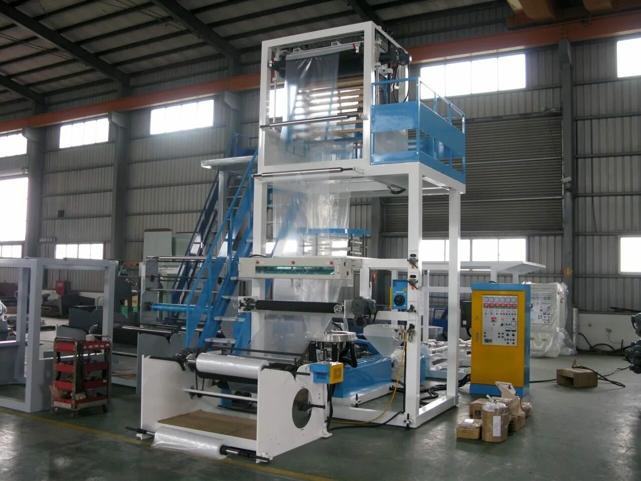 линия для производства рукавной пленки для мешков. оборудование для производства пленки. оборудование по производству полиэтиленовых пакетов. оборудование производства полиэтилена. оборудование производства полиэтилена.