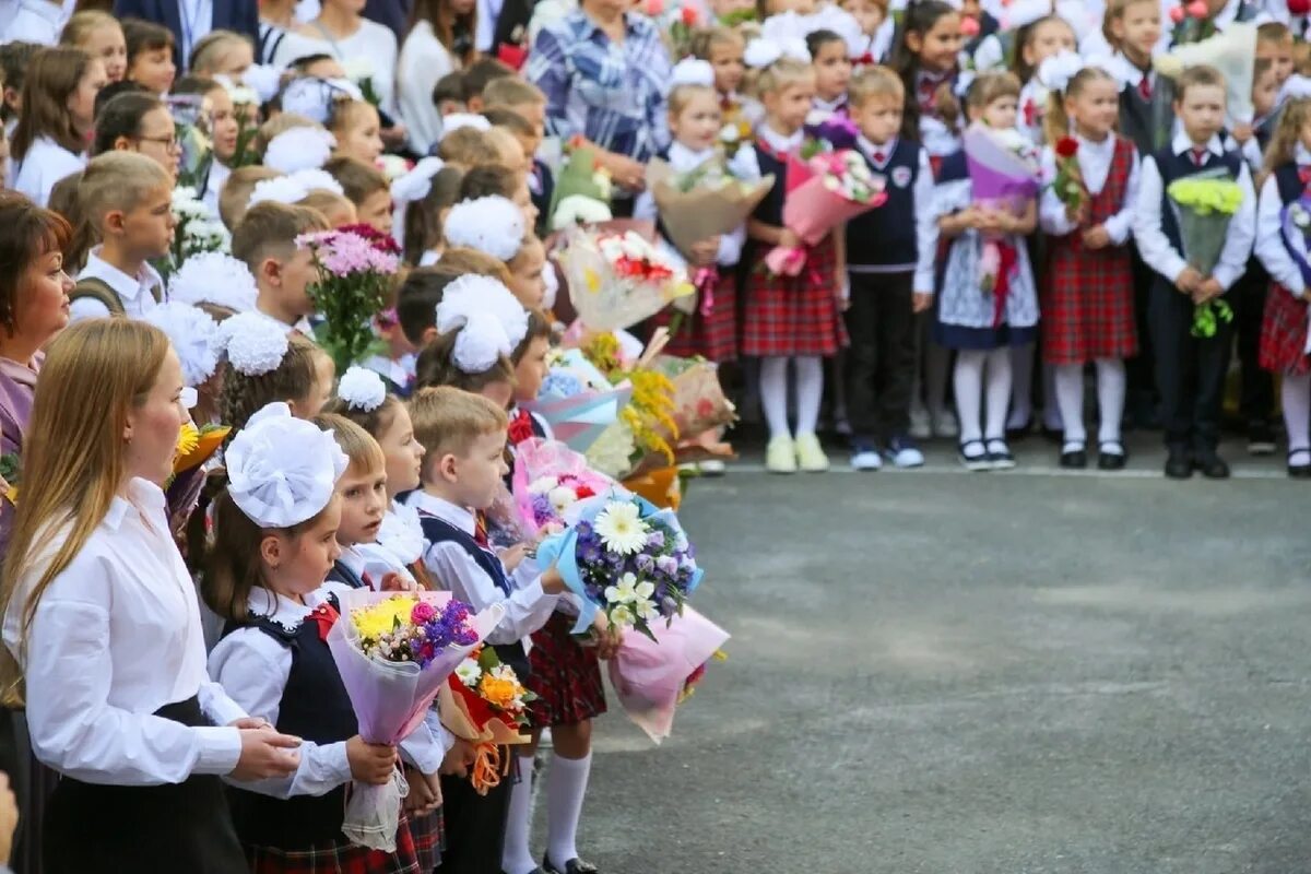 Сентября прийти в школу. Линейка в школе. Школьная линейка 1 сентября. Дети на линейке 1 сентября. Первоклассники на линейке 1 сентября.