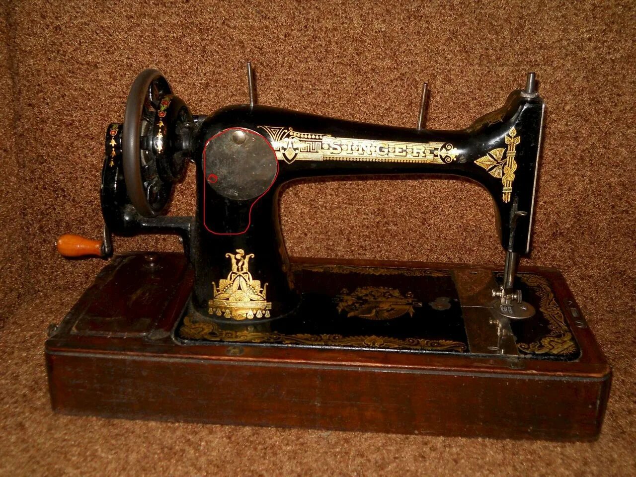 Сколько стоят старинные машинки. Швейная машинка Зингер раритет. Швейная машина Старая. Швейная машинка Singer старинная. Старинные Антикварные Швейные машины.