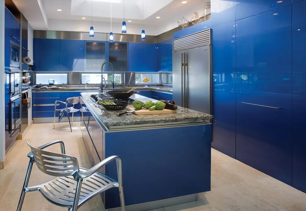 Синяя кухня. Кухня в синем цвете. Синяя кухня в интерьере. Черно синяя кухня. Интерьер с синей кухней.