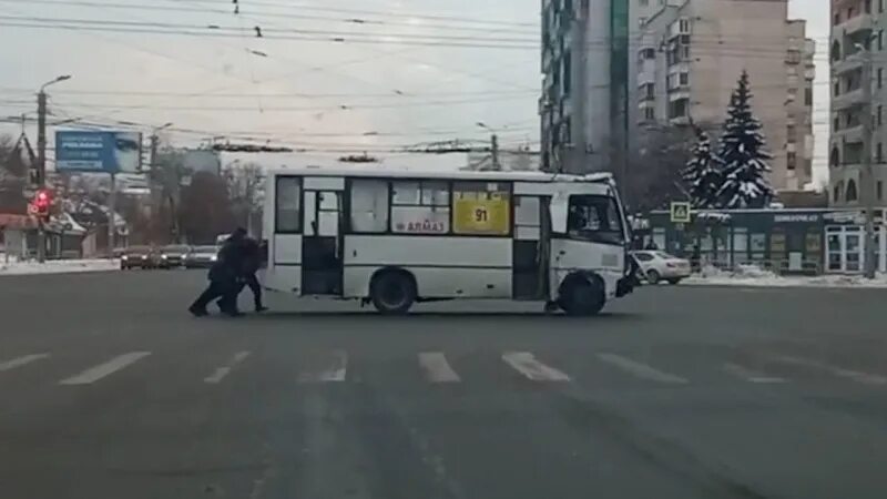 Маршрутка 50 тюмень. Легковушка врезалась в автобус челябинске. 3 маршрутка челябинск. чайзер столкнулся с маршруткой 26 чита.