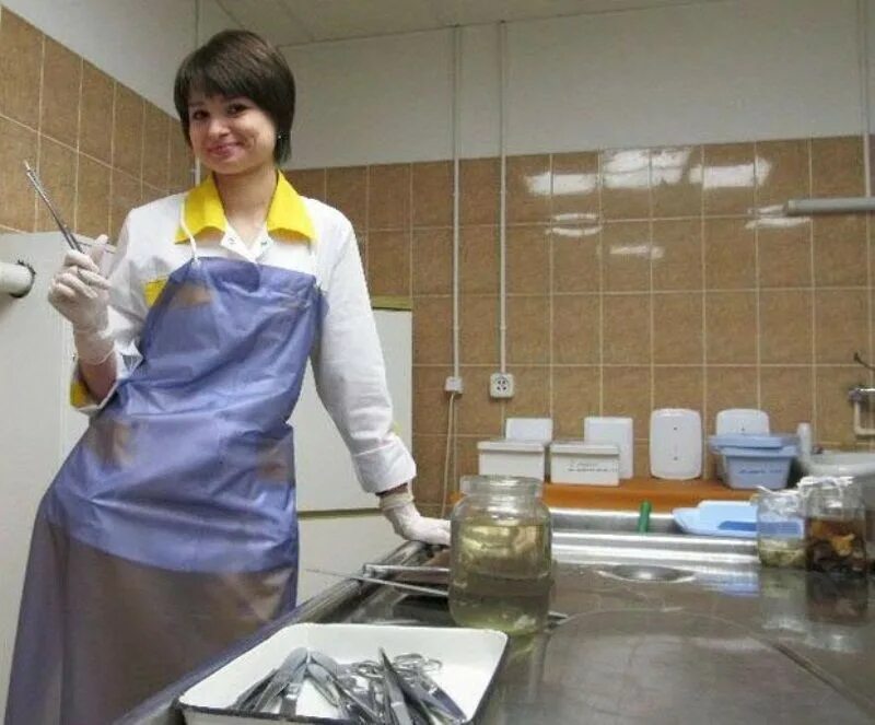Девушка патологоанатом. Медсестры в фартуках. Доктор патологоанатом. Врач патологоанатомического отделения. Судмедэксперт профессия.