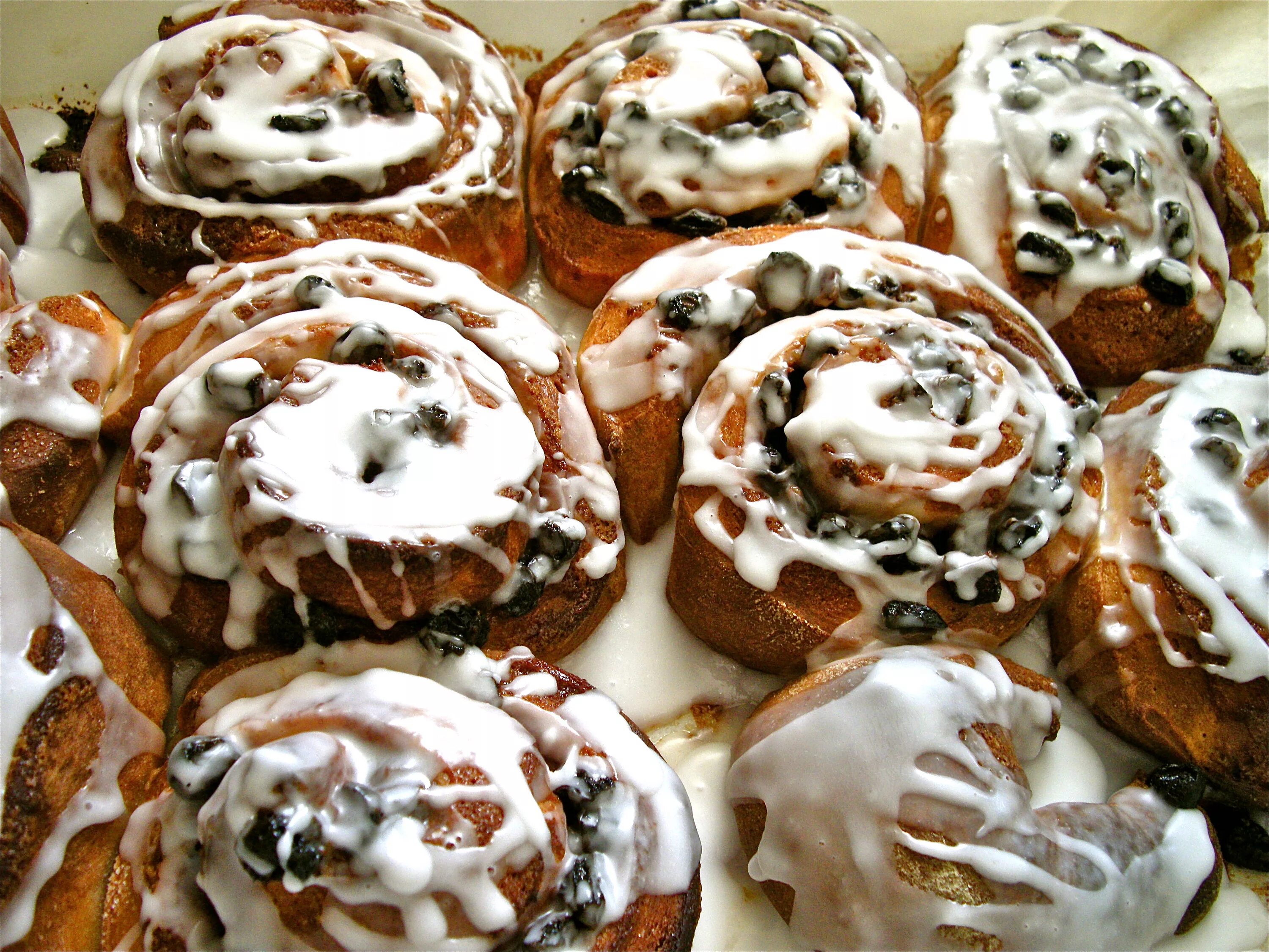 выпечка недорого. сладкая выпечка из дрожжевого теста. домашняя выпечка. выпечка. булочки домашние.