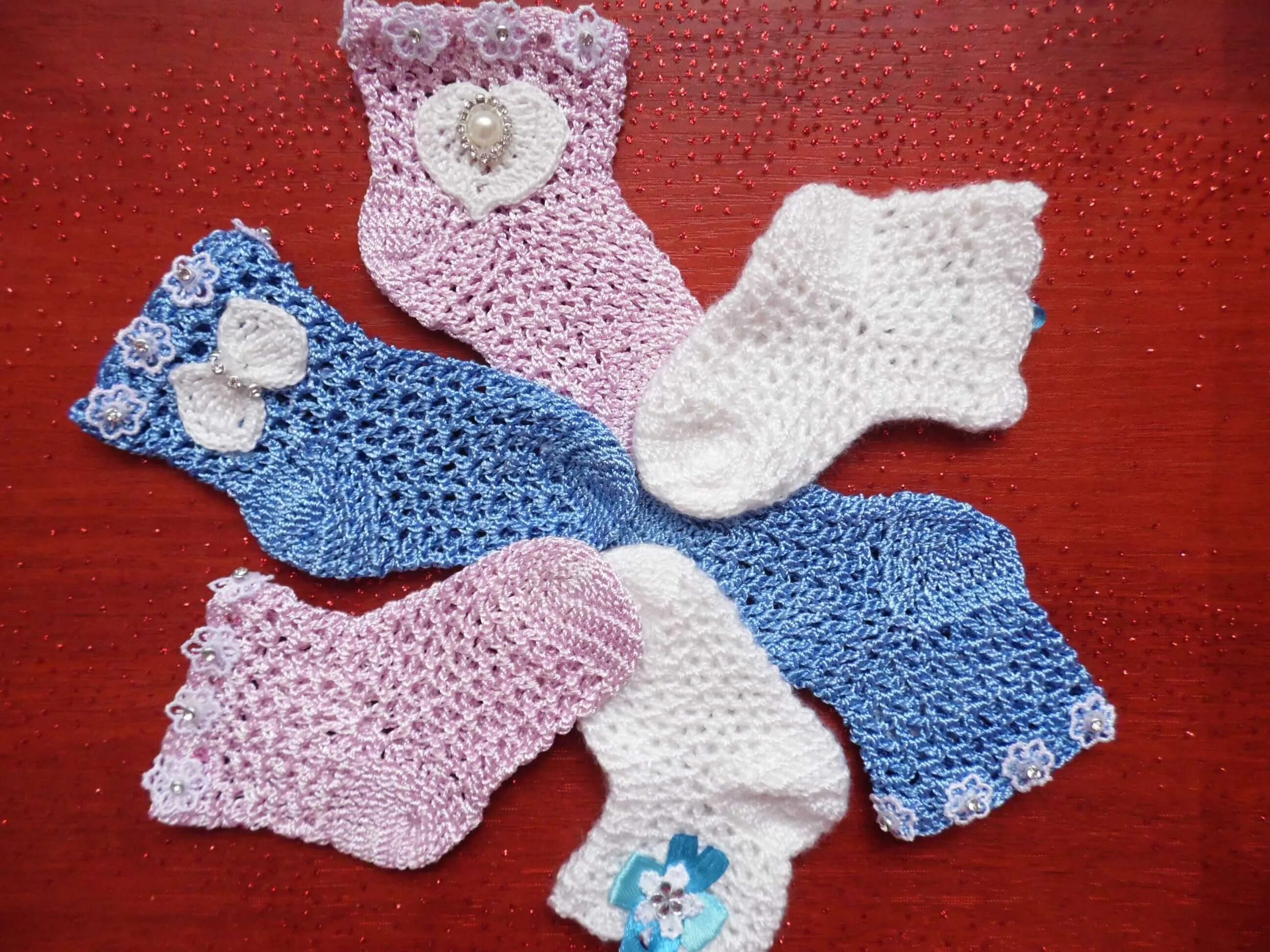 Вязание носочков новорожденному. Носочки для новорожденных крючком. Носки для младенца крючком. Ажурные носки для новорожденных. Детские носочки вязаные крючком.