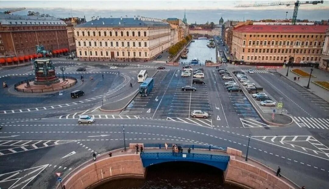 Самый широкий мост в петербурге. Исаакиевская площадь синий мост. синий мост санкт-петербург сверху. синий мост санкт-петербург самый широкий. ширина синего моста в санкт-петербурге.