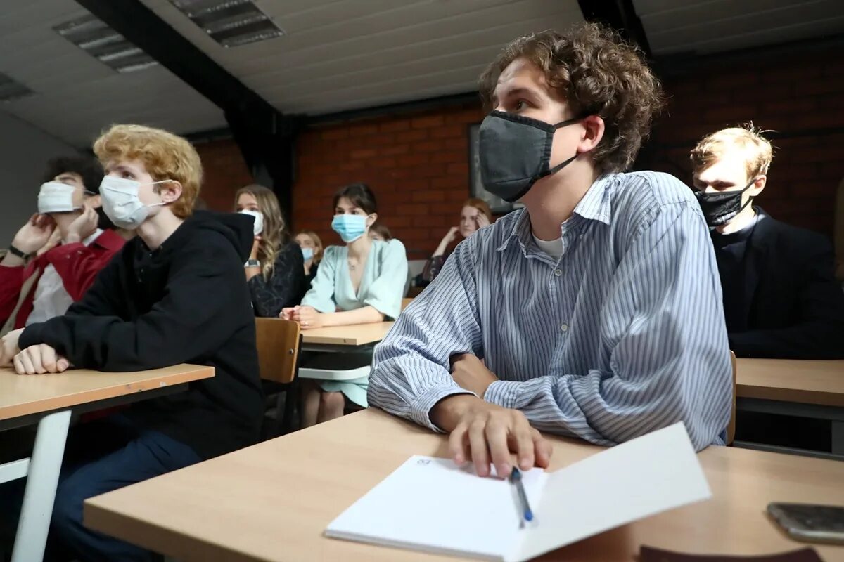 Старшеклассники на удаленке. Дистант в школах. Закрыть учебное заведение. Дистант в школах. Школа на удаленке.