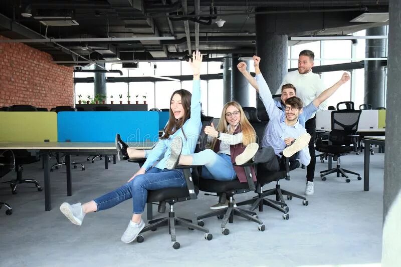 Работать за четверых. Менеджмент организации. Работодатель. Люди беседуют в офисе. Работать за четверых.