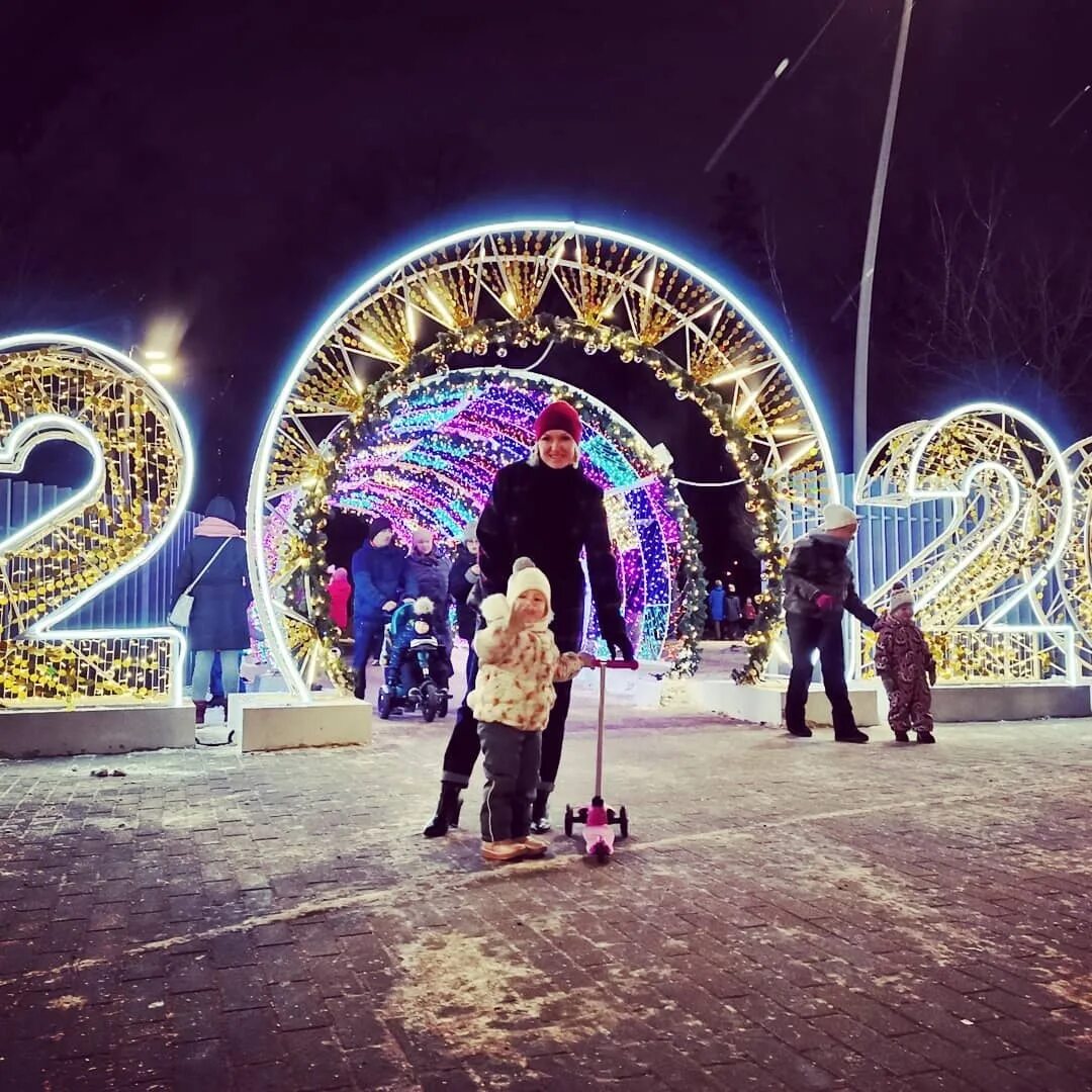 Можно просто погулять. Лианозовский парк новый год 2022. Новый год парк развлечений. Лианозовский парк новый год. Необычные места для фотосессий в Москве.
