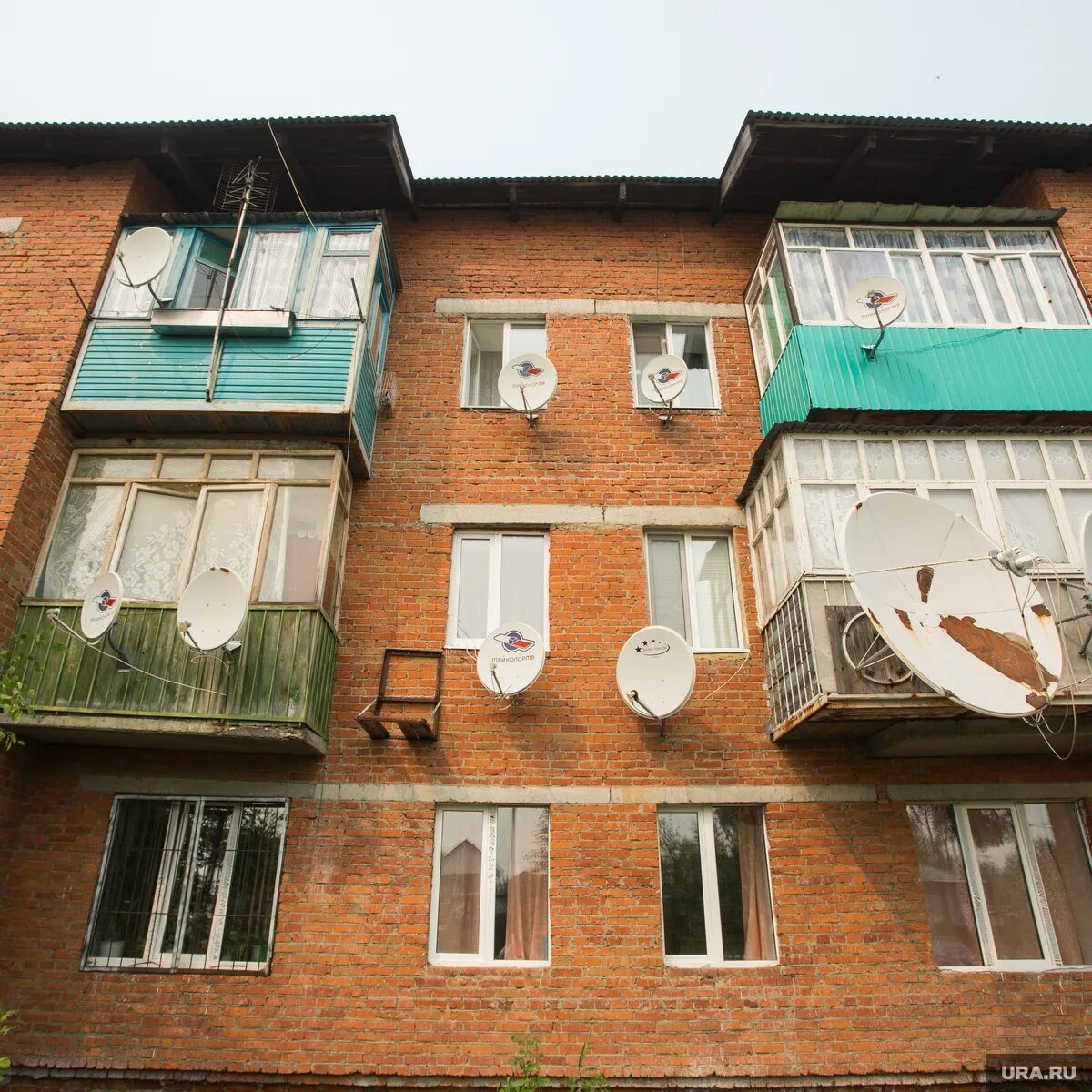 Развешивает белье на балконе. Человек на балконе. Человек на балконе. Аварийный балкон. На балконе чей то.