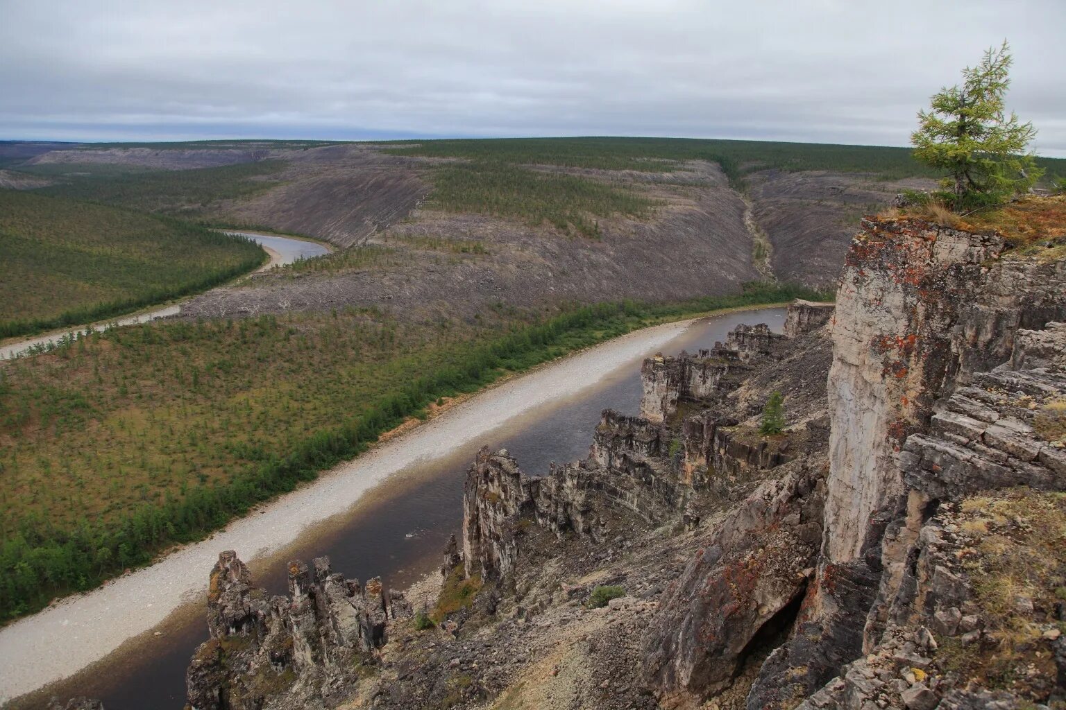 Зловещие горы. Пещера торгашинская красноярск. Рыжая скала белогорск. Мрачные горы. Жуткая гора.