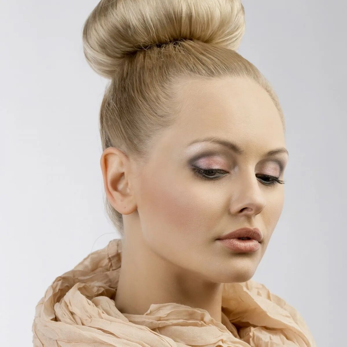 бабетта с бубликом. прическа шишка. высокая прическа на средние волосы. пучок волос фото. пучок волос фото.