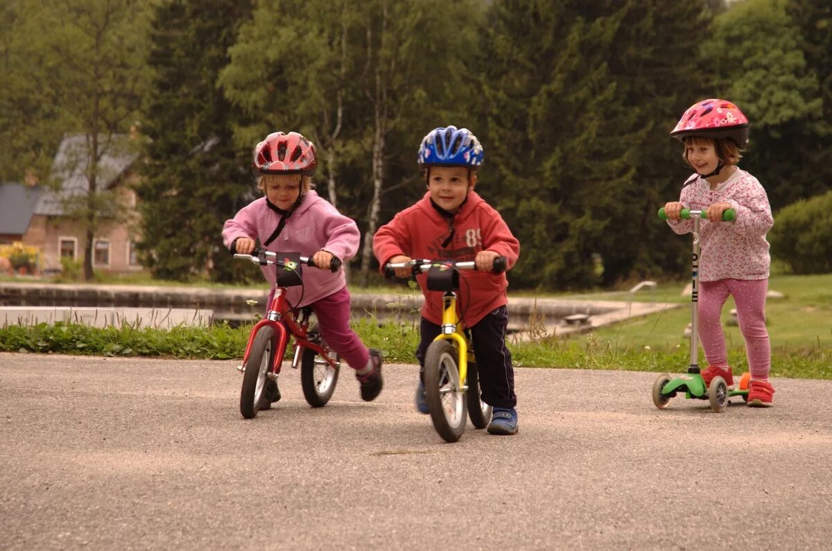Где кататься ребенку на велосипеде. Дети катаются на велосипеде. Научить ребенка кататься на велосипеде. Занятие для детей про велосипед. Трехколесный велосипед для детей.