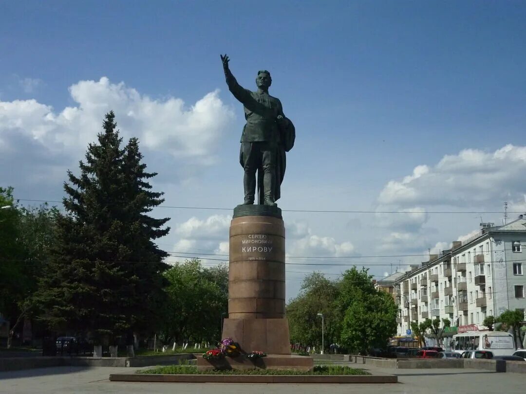 Памятники киров. Сергей Миронович Киров памятник в Кирове. Памятник Кирову Сергею Мироновичу Кирову. Киров Сергей Миронович памятник. Октябрьский проспект памятник Кирову.