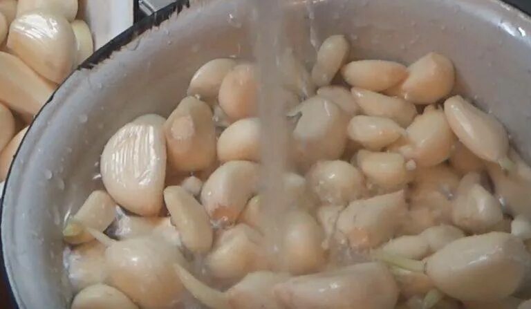 Соленый чеснок зубчиками. Маринованный чеснок зубчиками. зубчиками морозить чеснок. чеснок солёный чищенный зубчиками. чеснок маринованный зубчиками на зиму простой бланшировать.