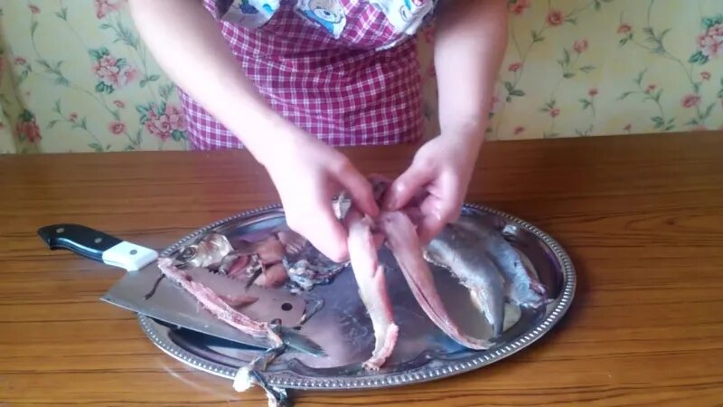Как быстро разделать селедку на филе. Как разделать селёдку от костей. как правильно разделать селедку. как разделать рыбу селедку. как правильно разделать селедку от костей.