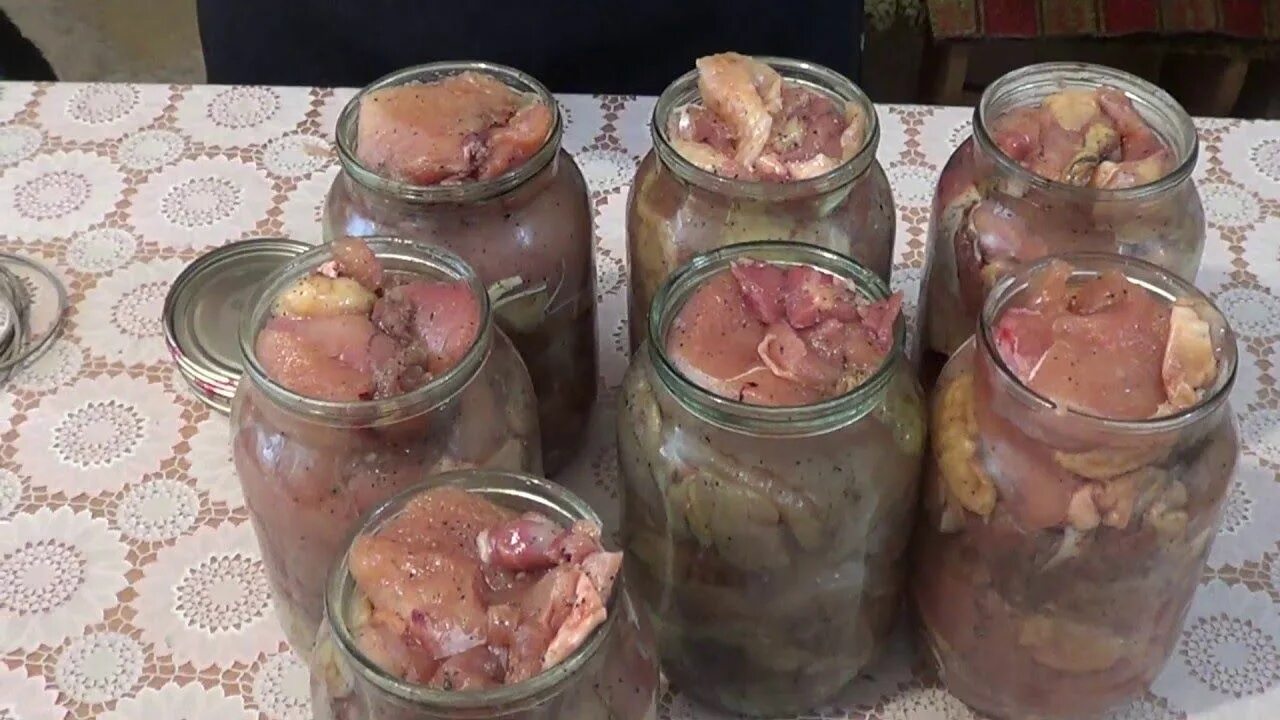 Тушенка из курицы фото. Тушенка бройлера в автоклаве. тушенка из домашней курицы. тушенка куриная домашняя. тушёнка куриная в стеклянной банке.