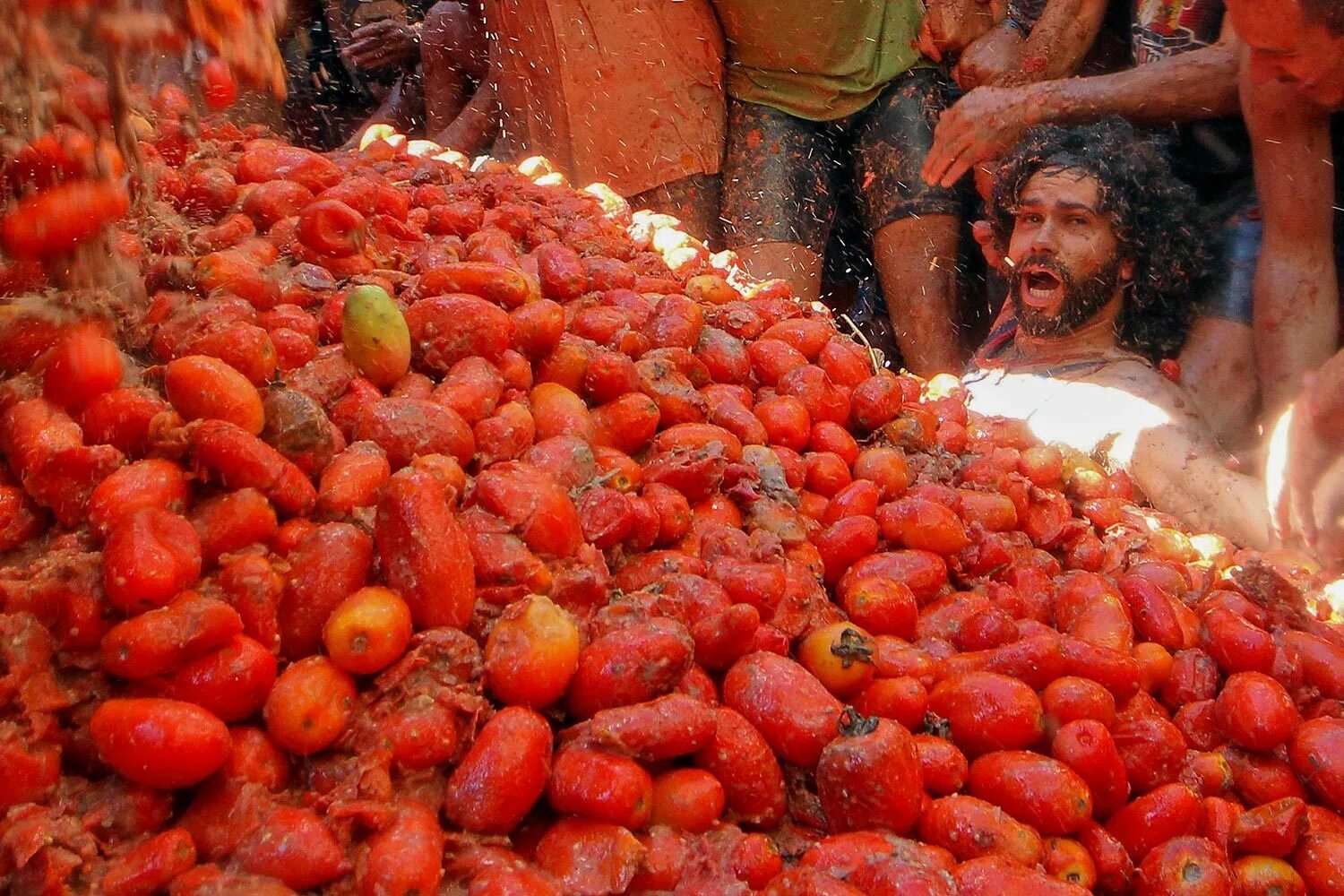 Ла томатина в испании в городе буньоль. Битва томатами - фестиваль la tomatina. Томатино испании томатина. Фестиваль томатина в испании. La tomatina is.