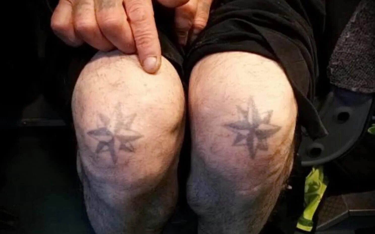 Что значат тату на коленях. Татуировки на коленях. Звёзды на коленях наколки. Тату звезды на коленях.