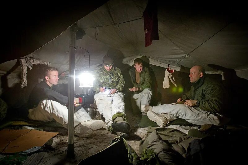 Армейская ночь. Палатки в армии. Солдаты в палатке. Военные живут в палатках.