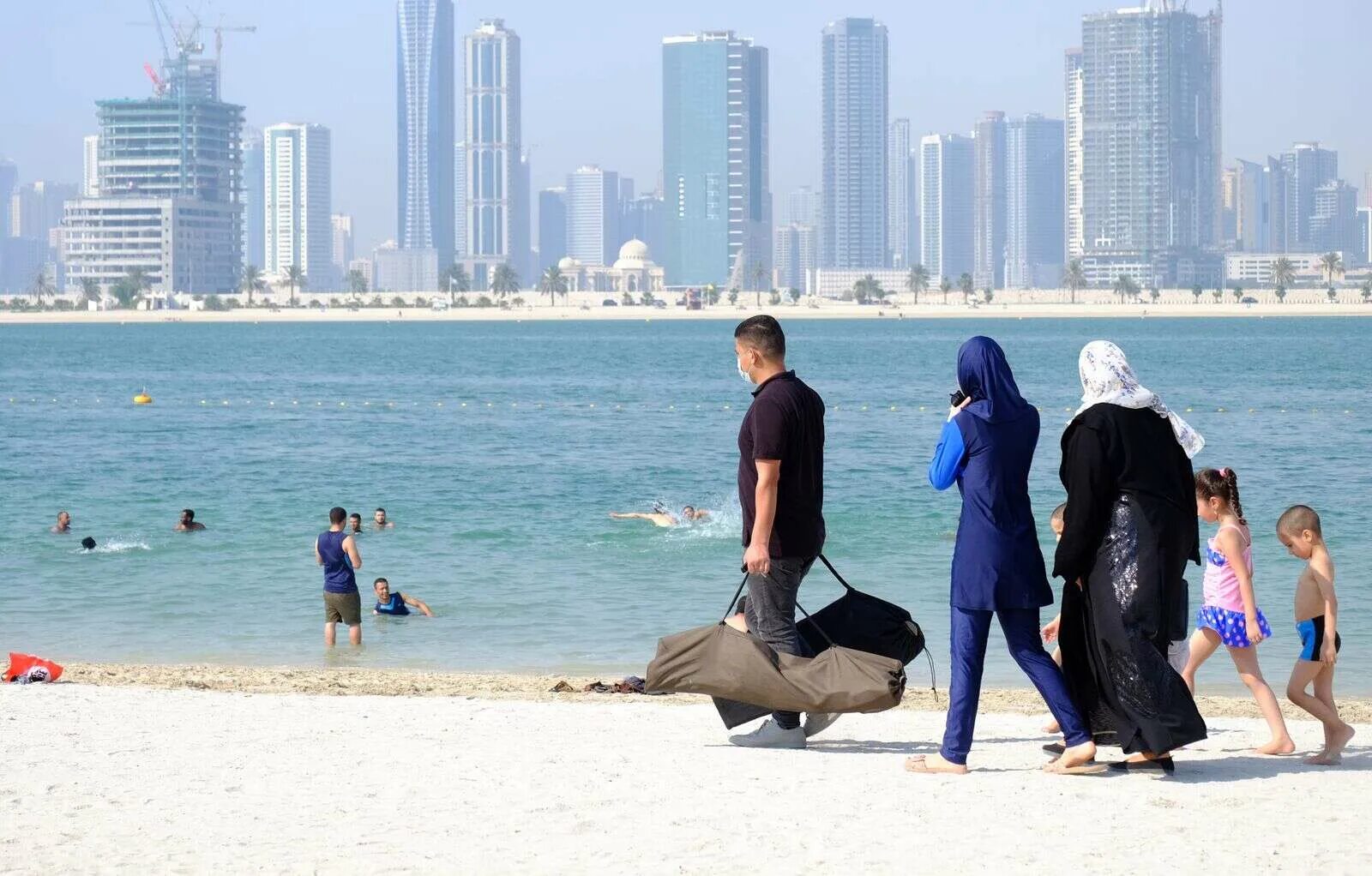 Можно ехать в дубай. Пляж Насими Бич Дубай. Эмираты люди. Абу Даби местные жители. Дубай люди.