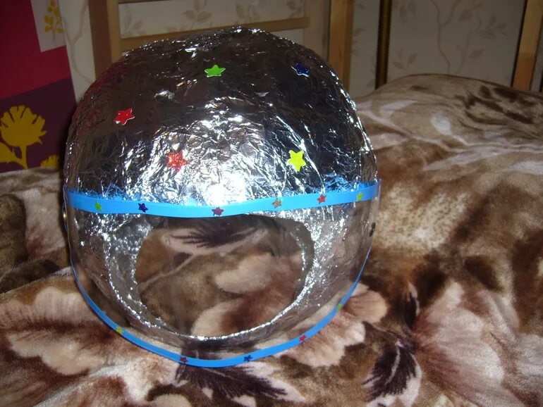 Маски ко дню космонавтики. Космический шлем. Детский космический шлем. Шлем ко Дню космонавтики в детский. Шлем Космонавта из подручных материалов.
