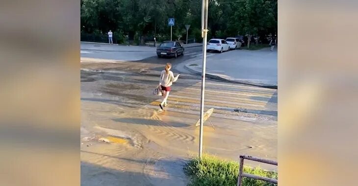 Коммунальная авария в Волгограде. ДТП В Краснооктябрьском районе Волгограде за сутки. Коммунальная авария разлив воды улица перекрыта. Потоп в Волгограде сегодня.