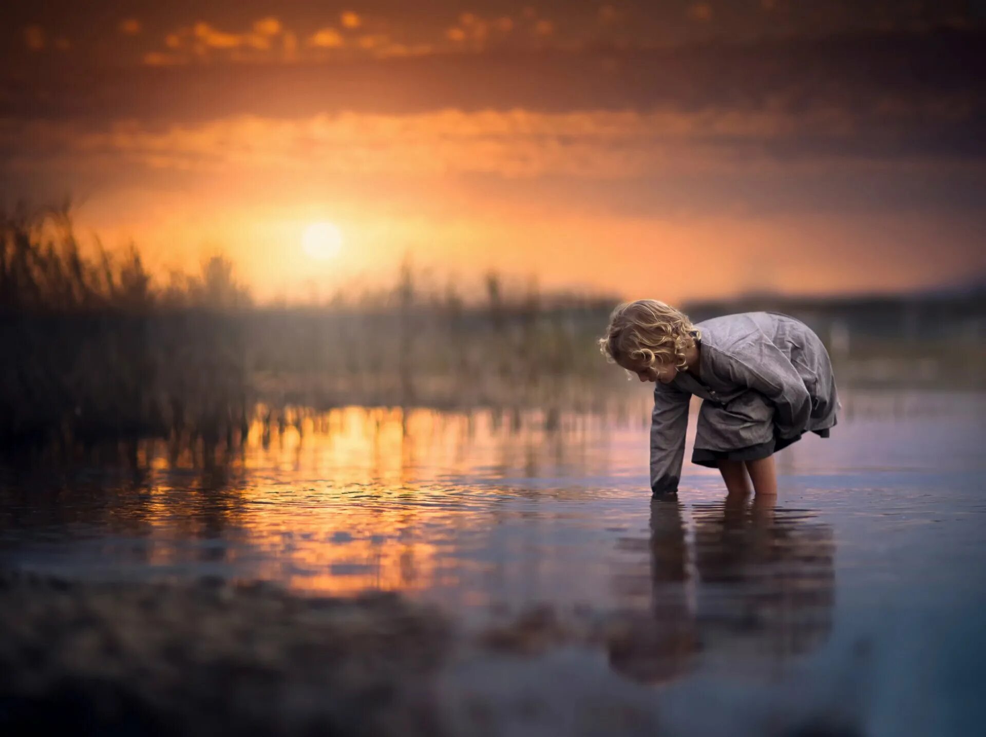 Вода и человек. Отражение человека в воде. Отражение в воде. Отражение девушки в воде.