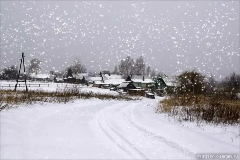 Первый снег в селе. Снегопад в деревне. деревня зимой. деревня в снегу. первый снег в деревне.