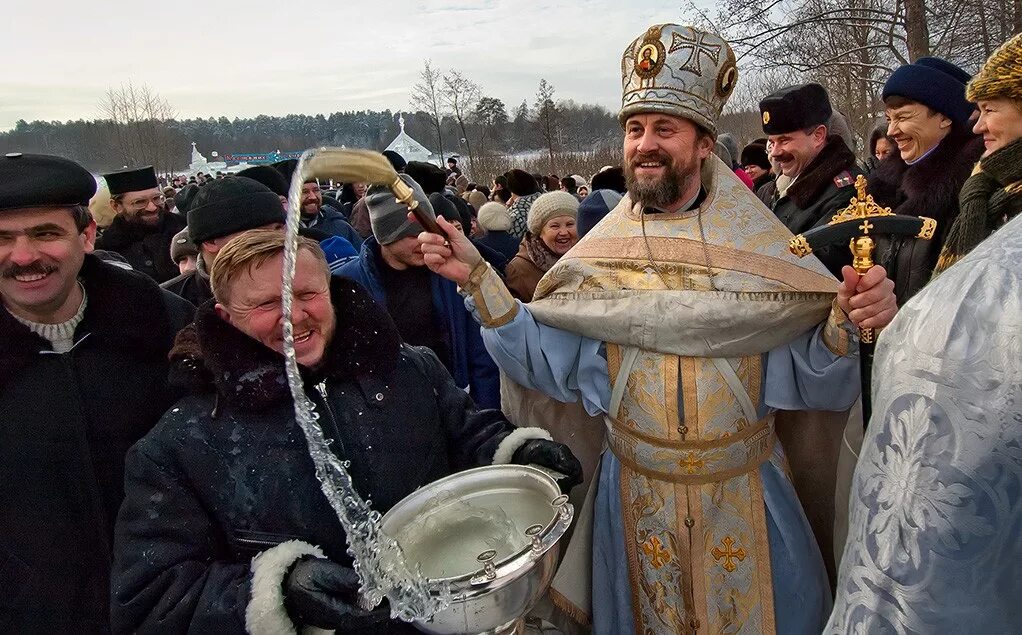Крещение грех. Окропление святой водой на крещение. священник крещение. священник кропит святой водой. священник окропляет святой водой.