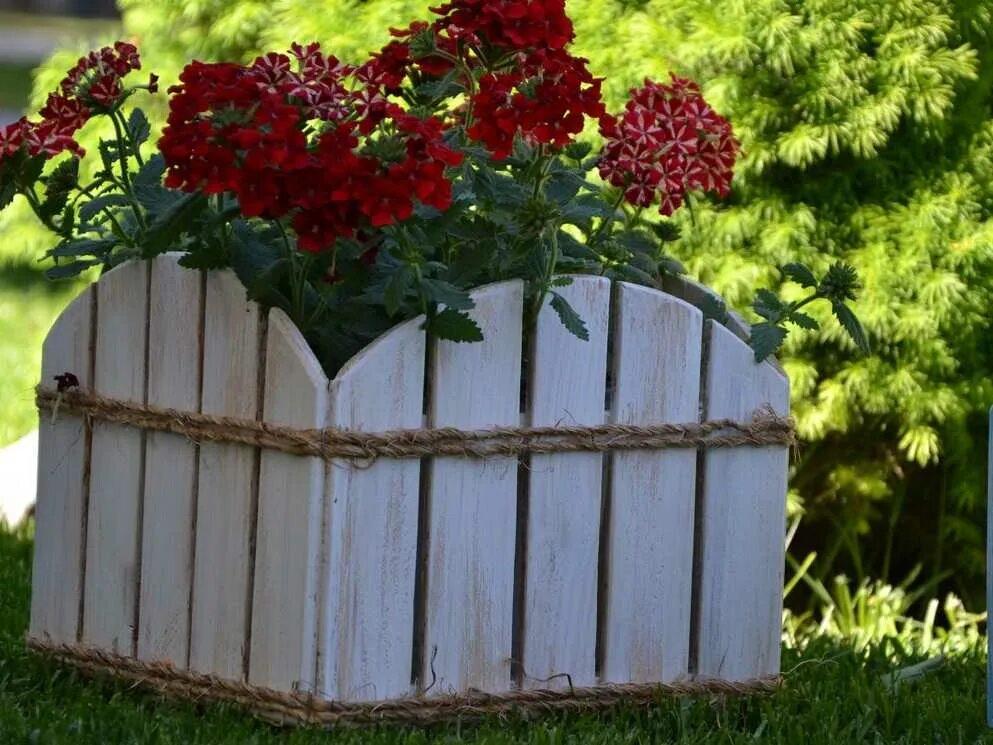 Ящик для цветов в саду. Деревянные клумбы для цветов. Деревянное кашпо для цветов. Клумбы из деревянных досок. Клумбы для цветов из дерева