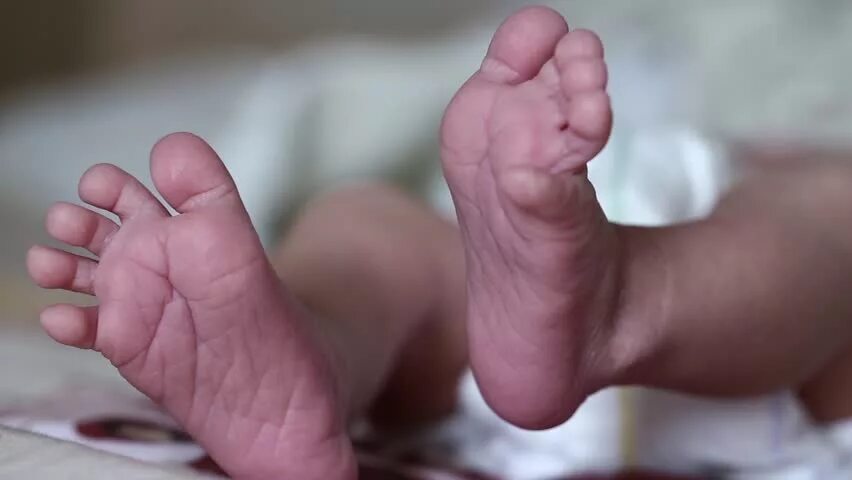 Холодные ноги у малыша. Пяточки новорожденного. ноги младенца. пятки детей. стопа новорожденного.