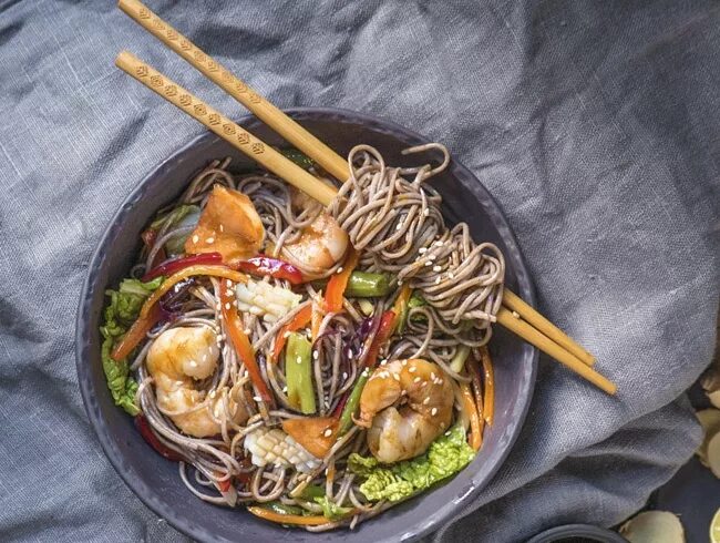 паста терияки. удон лапша гречневая с морепродуктами. гречневая лапша с морепродуктами. соба с морепродуктами. соба с креветками в соусе терияки.