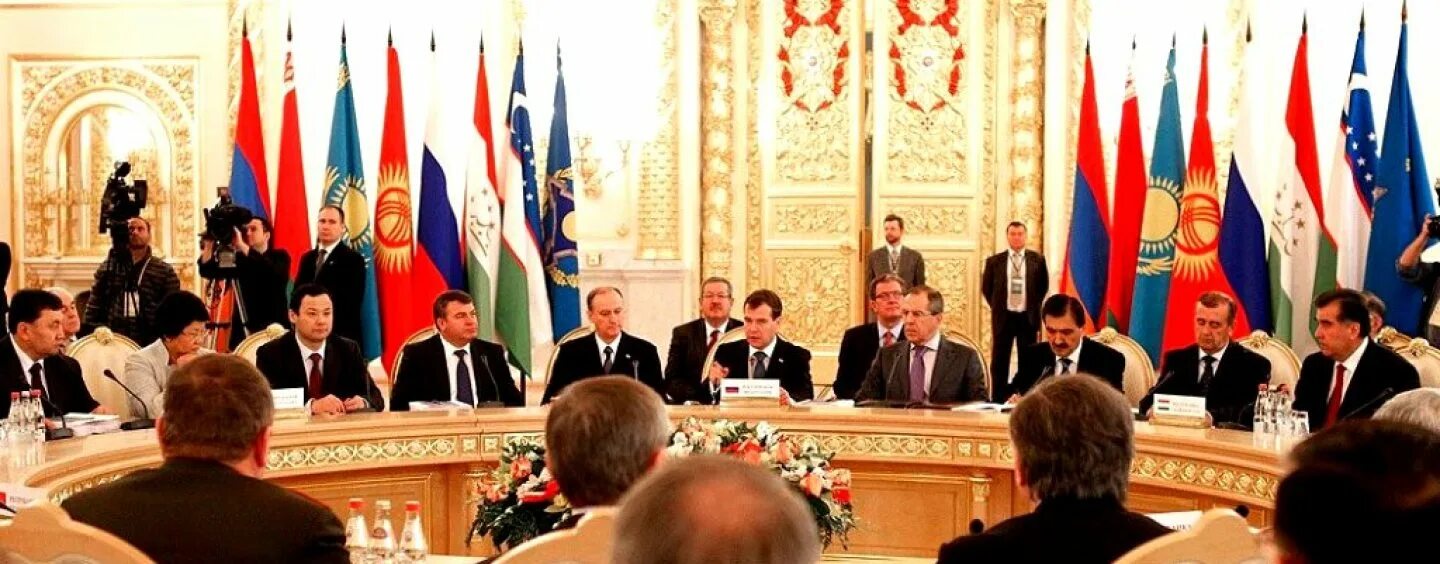 В 2000 г правительство государства z. Правительства разных государств. Заседание правительства Молдовы. Правительство разных стран. Фото 4х руководителей правительства вместе.