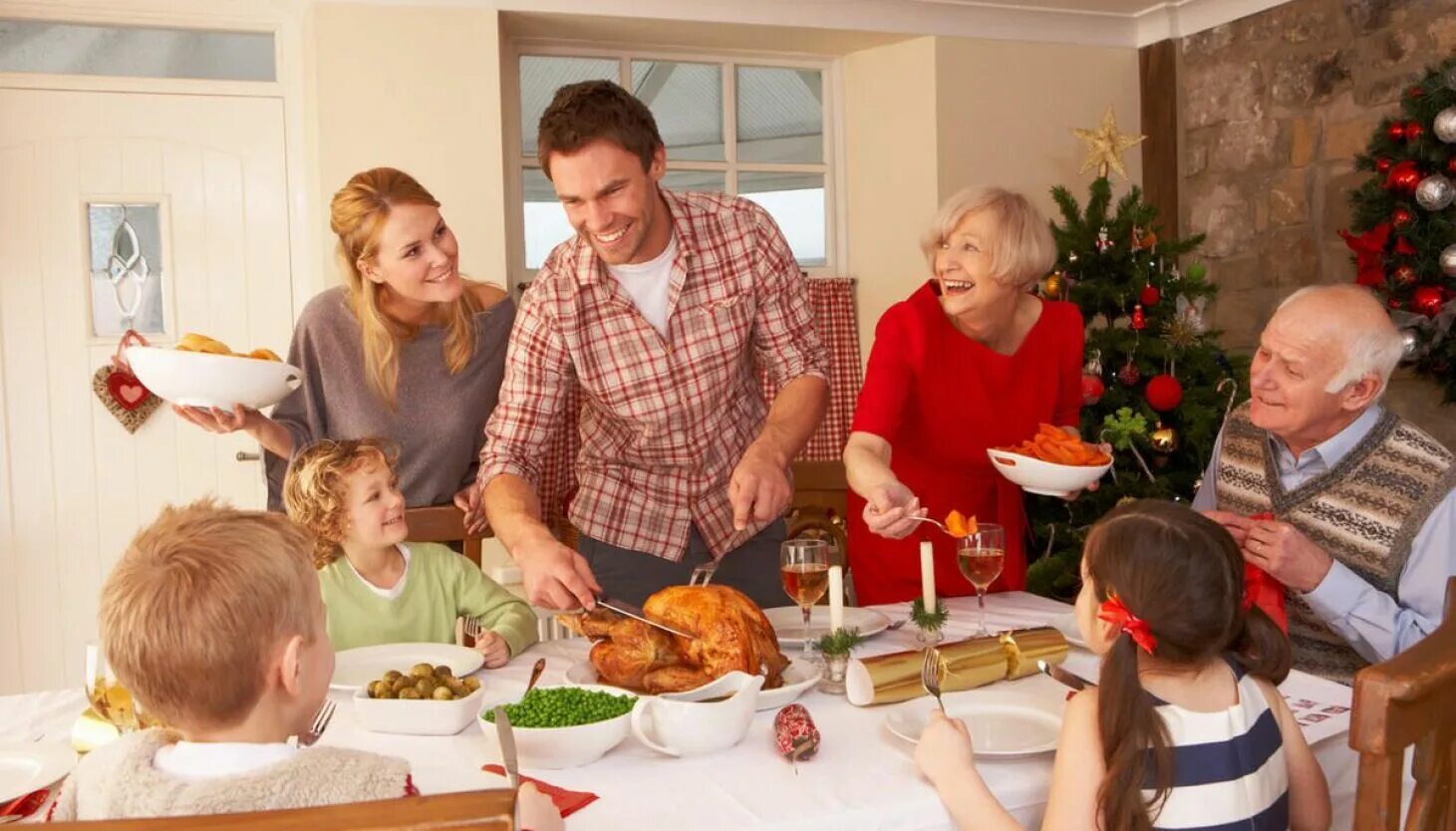 Отмечаем в кругу семьи. Семейные праздники. Дружная семья за столом. Семейное застолье. Большая семья за столом.
