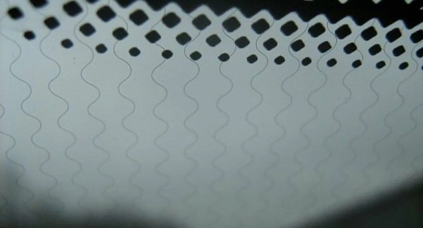 нити обогрева на лобовом стекле. сетка на лобовом стекле подогрев. подогрев лобового сьелка. нитевой обогрев лобового стекла. подогрев лобового стекла как выглядит.