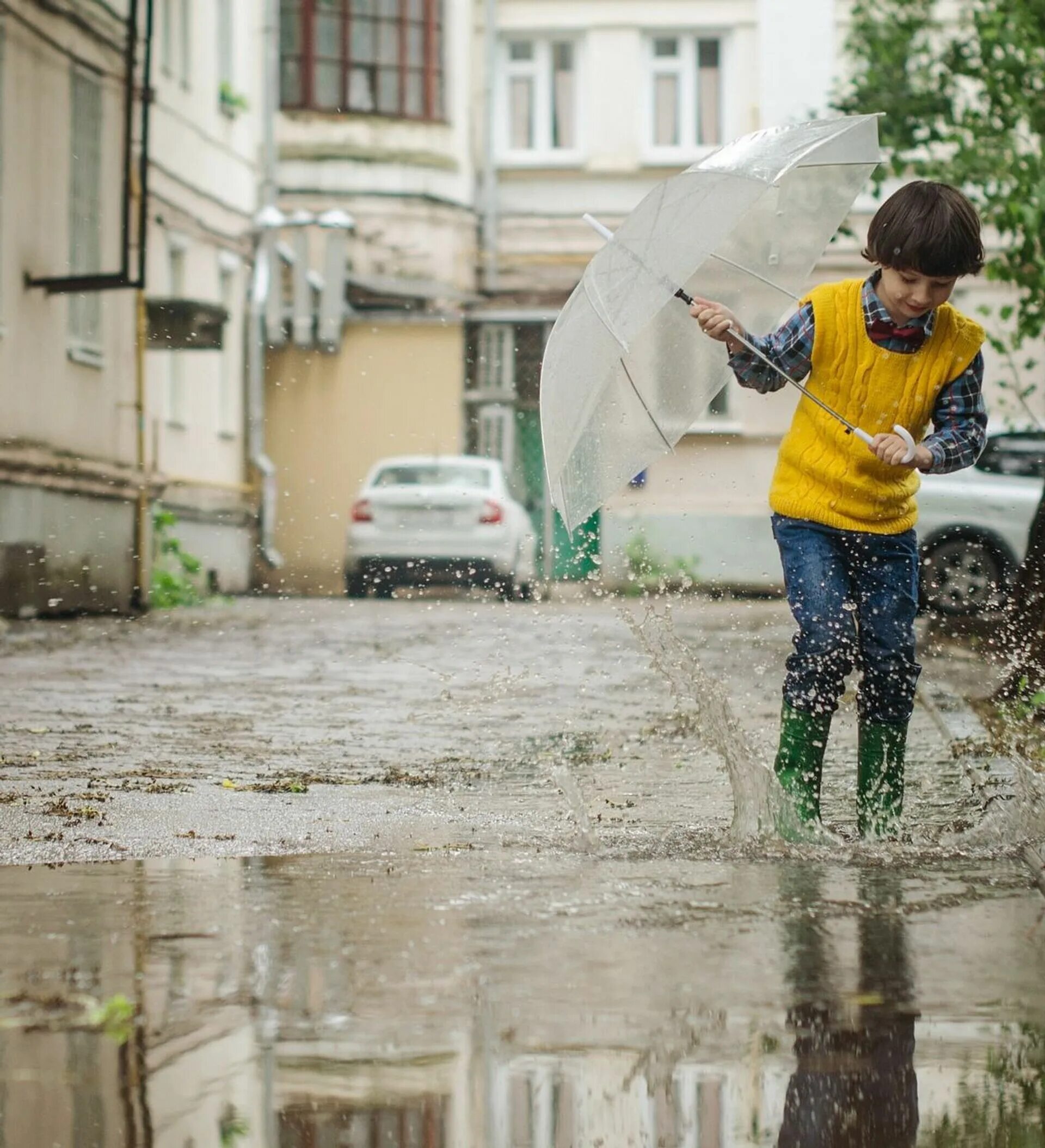 Дождь во дворе. Локальный дождь. Городская улица дождь размытие. Это точно дождь. Дождь ливший без перерыва