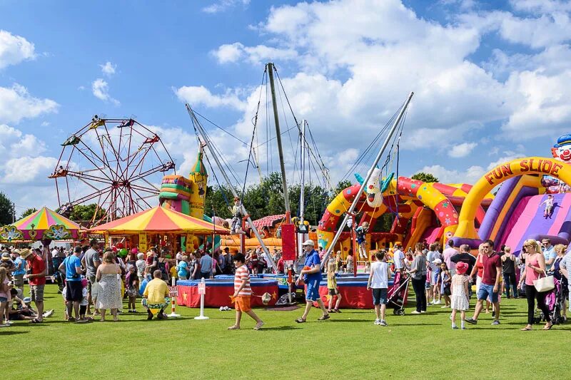 Funfair перевод на русский. Ярмарка аттракционов. Ярмарочные аттракционы. Аттракцион на европейской Ярмарке. Европейские ярмарки с каруселями.