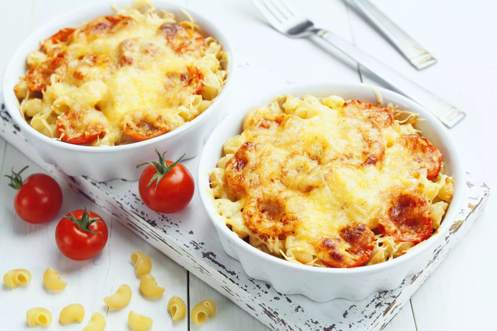 Запеканка пюре фарш помидоры сыр. Макароны запеченные с сыром. запеканка из макарон. запеканка из макарон с сыром. макароны запеченные в духовке с сыром.