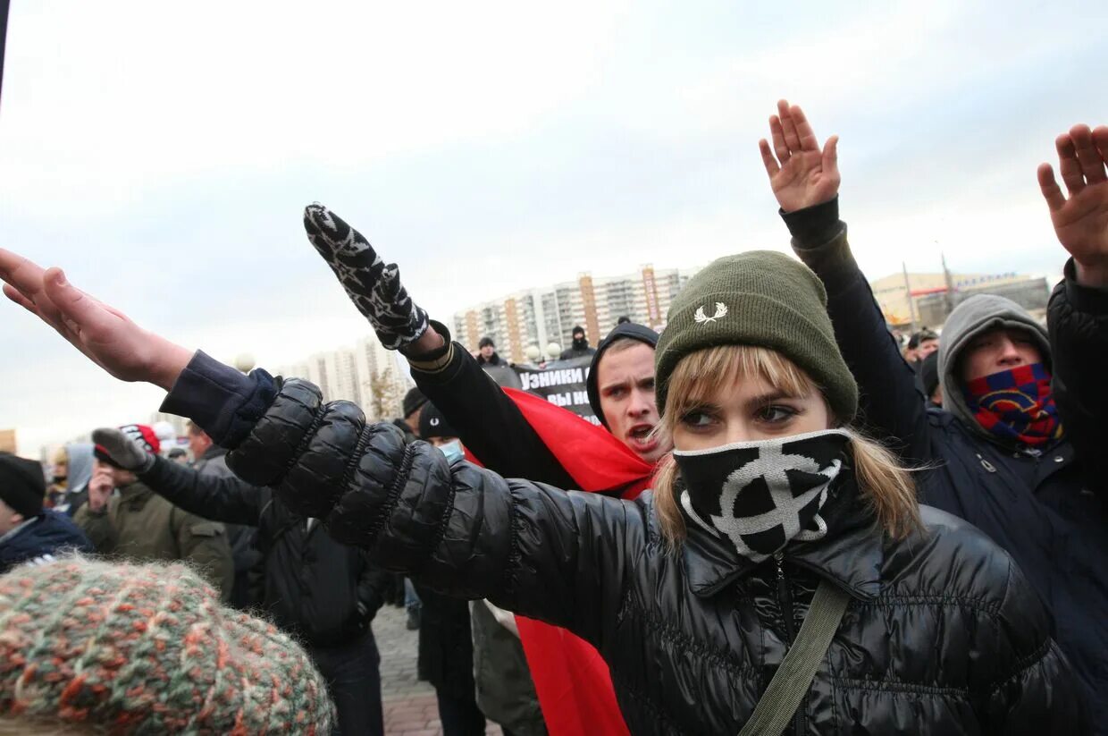 Герлиц неонацисты. Российский неонацизм. Российский неонацизм. Русский марш зигуют. Российский неонацизм.
