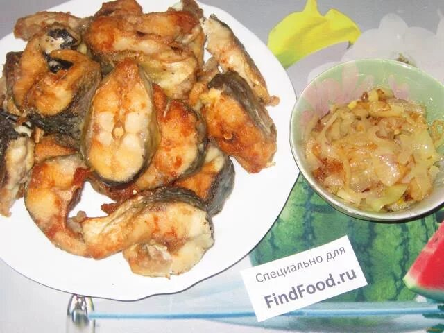 Как жарить сома на сковороде. Картошка с жареным сомом. жареный сом. жареный сом с картошкой на сковороде. жареный сом фото.