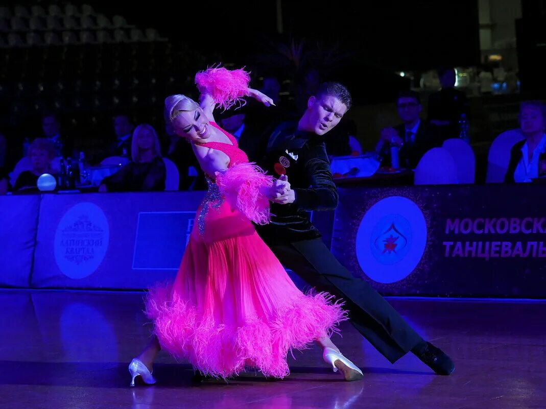 Танцы на льду даня милохин и евгения медведева. Участник шоу танцы евгений смирнов. Катя денисова шоу танцы. Григин евгений танцы. Милена глебова танцы на тнт.